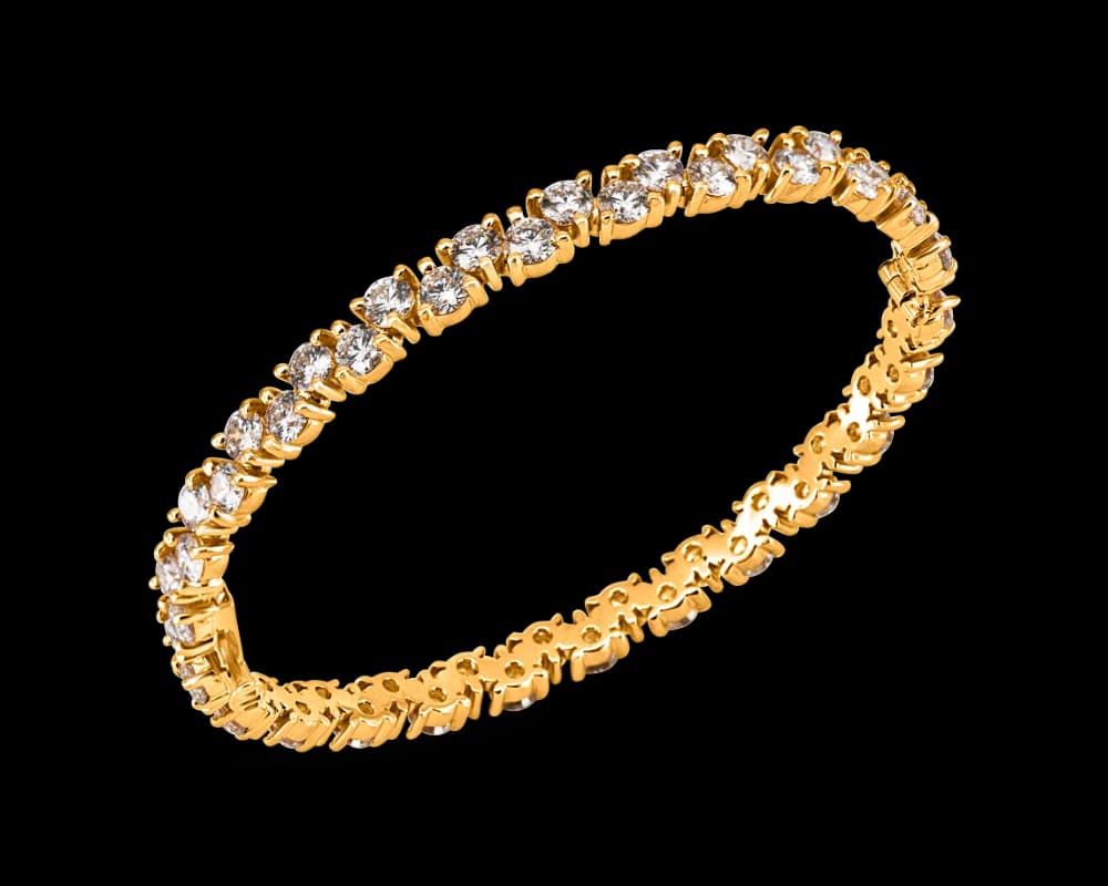 Round Three Prong Alaternating Diamond Bangle